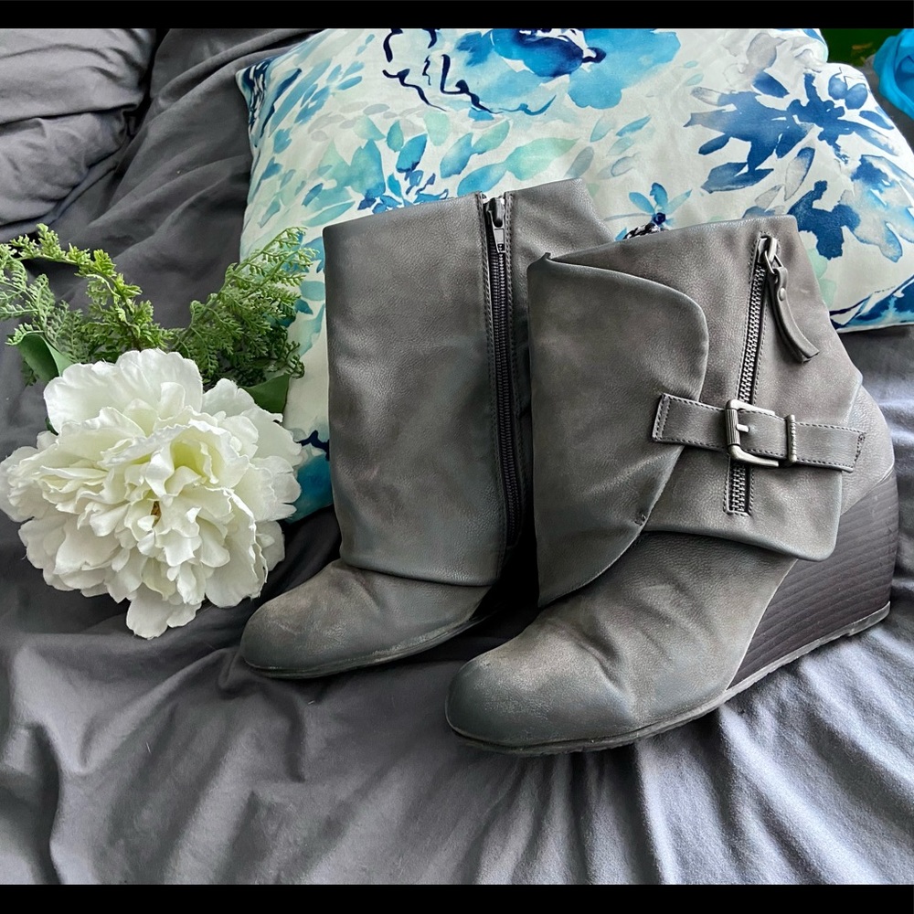 Women’s Blowfish distressed grey booties size 9
